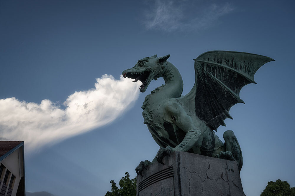 A picture of a dragon statue