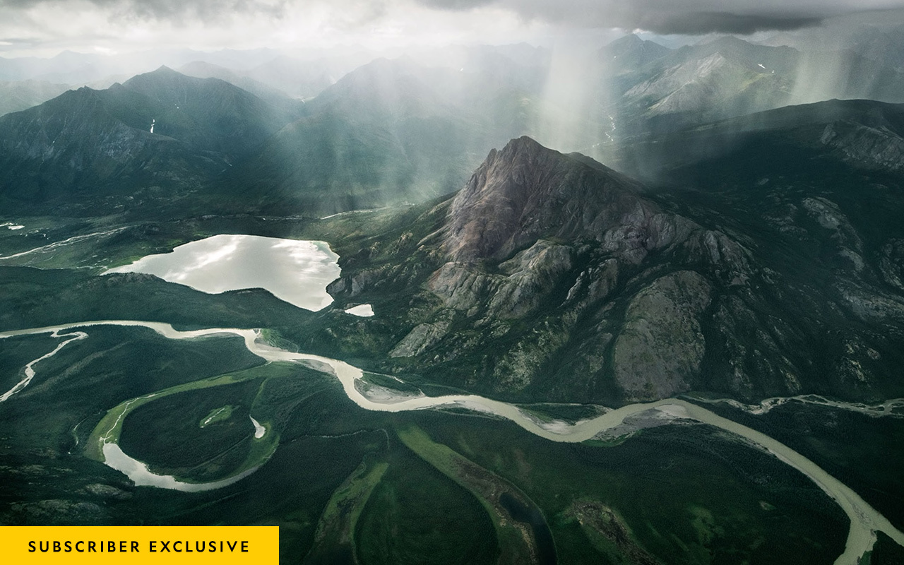 In Gates of the Arctic National Park, Takahula Lake lies near the winding Alatna River. Because there are no roads in the park, visitors often travel by rivercraft.