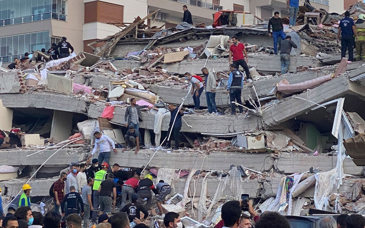 Rescue workers and locals search for residents trapped in the debris of a collapsed building in Izmir, Turkey, on October 30, 2020. A strong earthquake struck that day in the Aegean Sea between the Turkish coast and the Greek island of Samos.