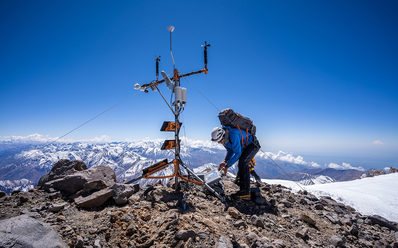 Once the station is installed, Baker Perry makes sure that all of the components are working properly. The information collected and transmitted by this new station will provide scientists with the ability to produce more accurate weather predictions and will help them understand the impacts of climate change on the most important water reservoir in Chile.