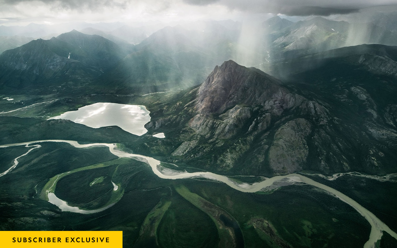 In Gates of the Arctic National Park, Takahula Lake lies near the winding Alatna River. Because there are no roads in the park, visitors often travel by rivercraft.