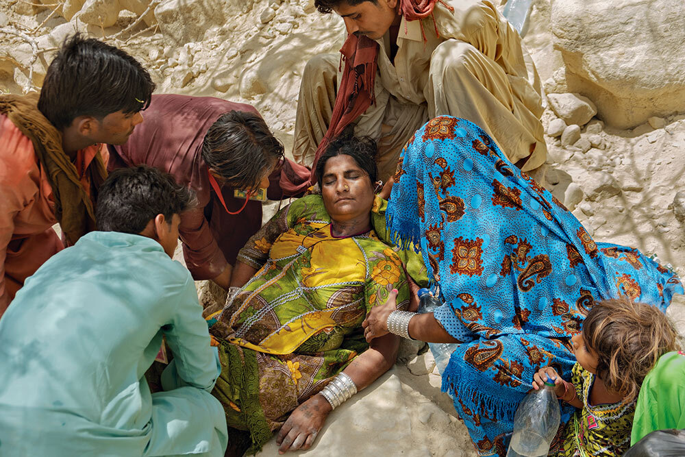 a Hindu pilgrim fainting in 104-degree heat