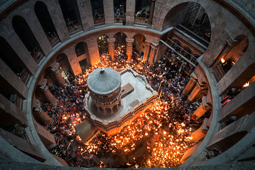 Worshippers with candles around the Edicule