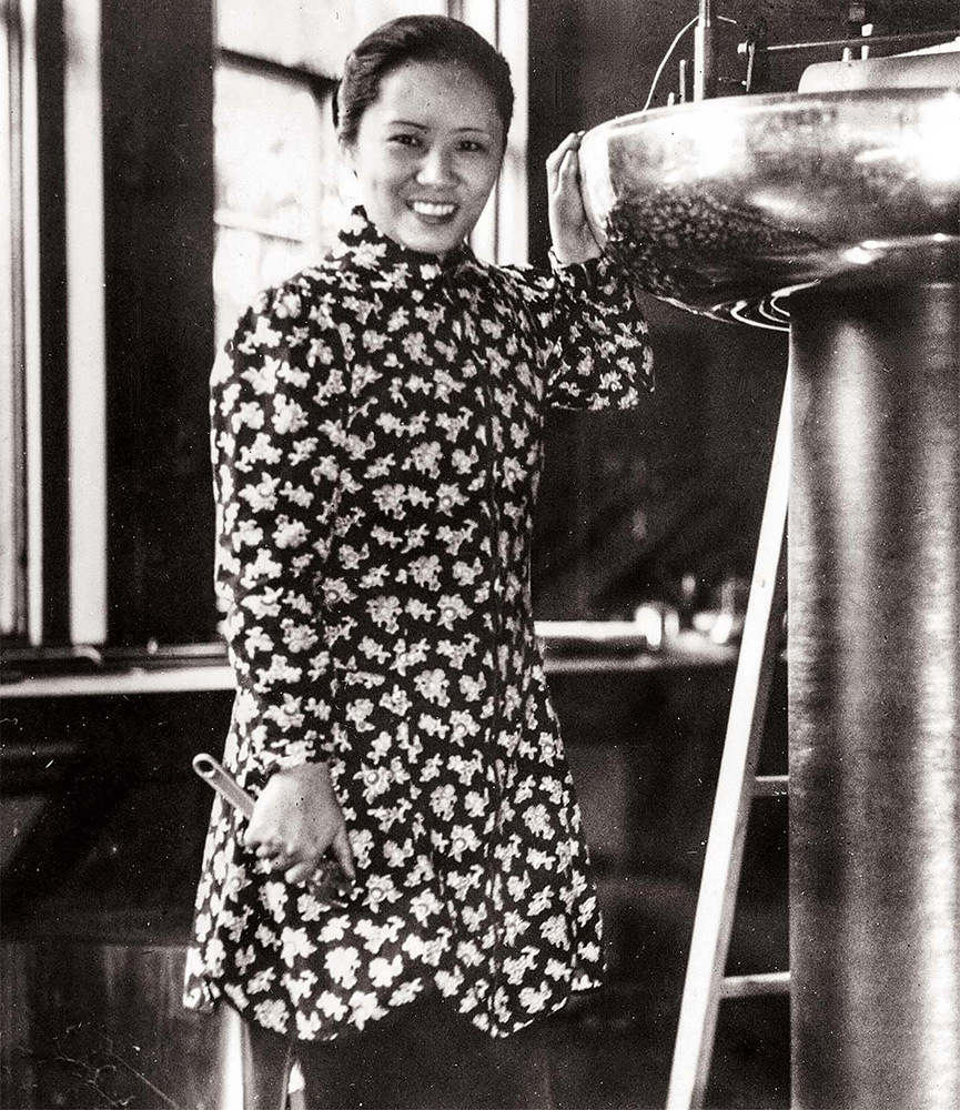 Chien-Shiung Wu assembles an electrostatic generator at Smith College physics laboratory, circa 1942.