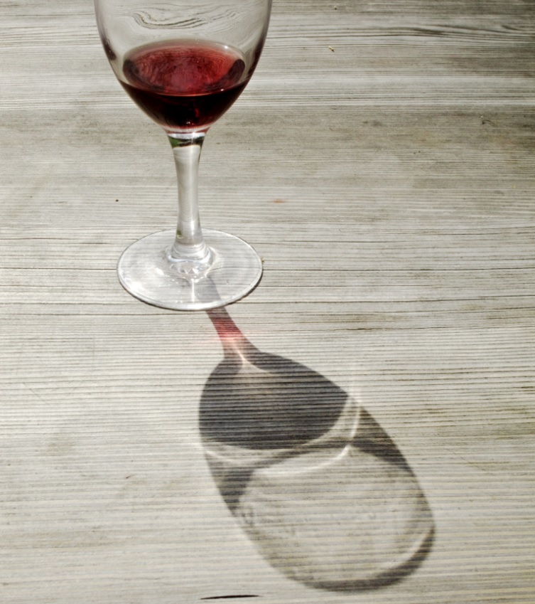 A glass of red wine a day has long been thought to have some health benefits, but new research is casting doubt on that theory—and experts say any benefits are outweighed by the risks. 