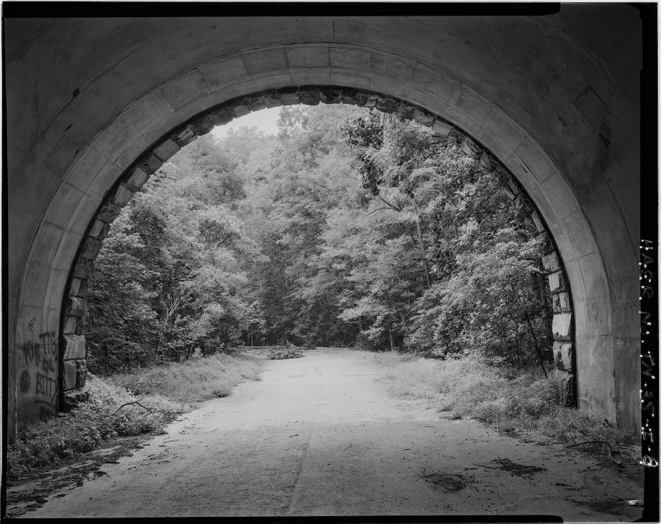 Lakeview Drive in North Carolina was meant to connect areas affected by a dam’s construction, but only 6.5 miles of it was built, leading to this dead-end tunnel.