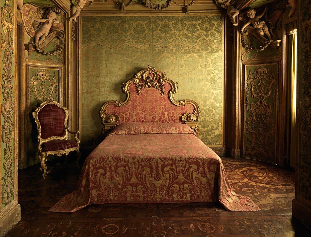 What’s your morning routine? We learned from the greats. This is a majestic bed in Venice.