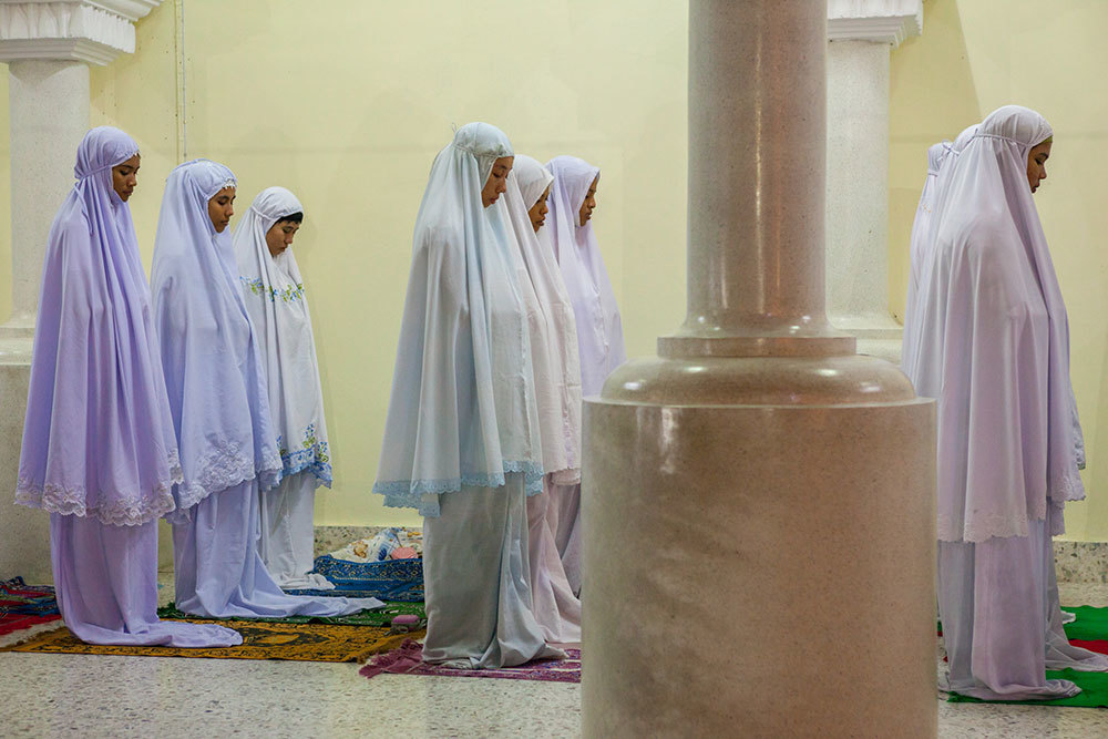 Women praying during Ramadan