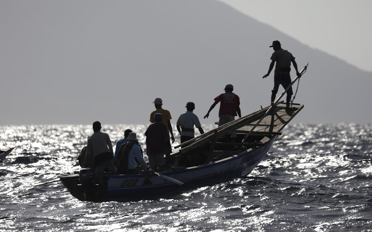 Lamaleran fishermen hunt sperm whales in the Savu Sea.