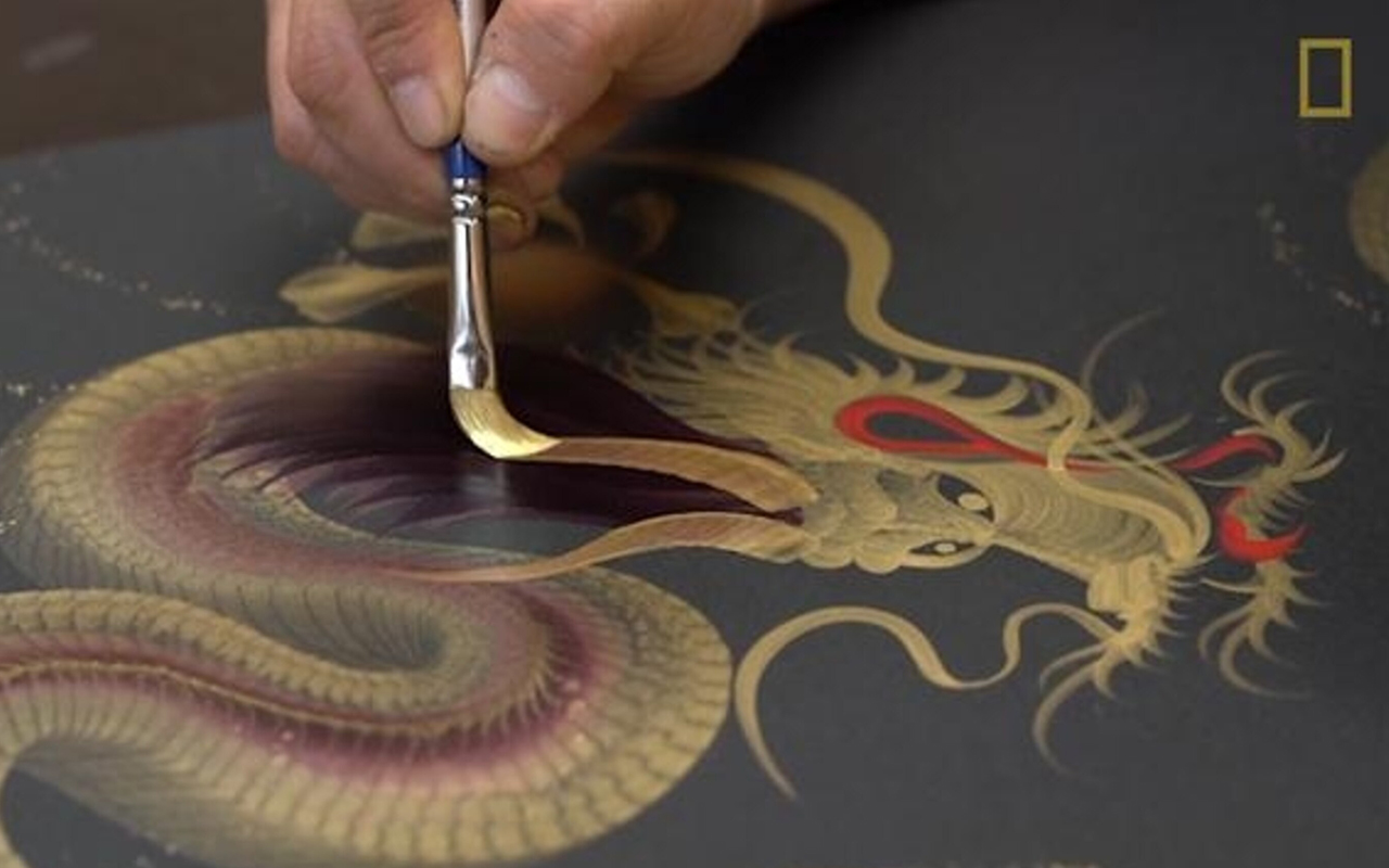 This Hitofude-ryuu artist can paint an entire dragon’s torso with only one brushstroke.