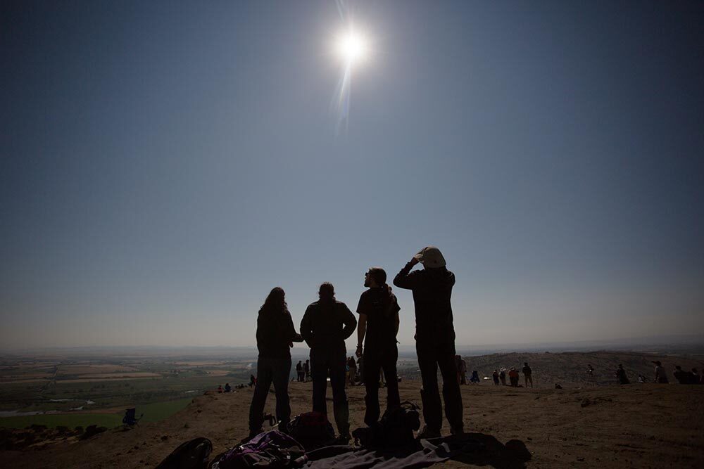 people watch a solar eclipse