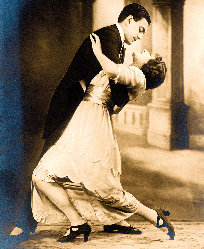 Dancers perform tango's signature moves, cuts (cortes) and breaks (quebradas), in this 1910 postcard.