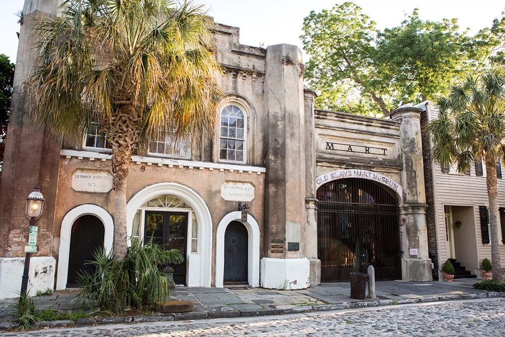 Facade of an old tan building that reads "old slave mart"