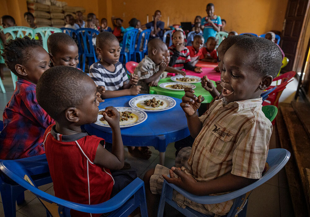 children in Africa eat a meal