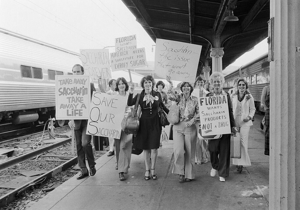 A group arrives in Washington, D.C., to protest the U.S. Food & Drug Administration's proposed ban on saccharin in May 1977.