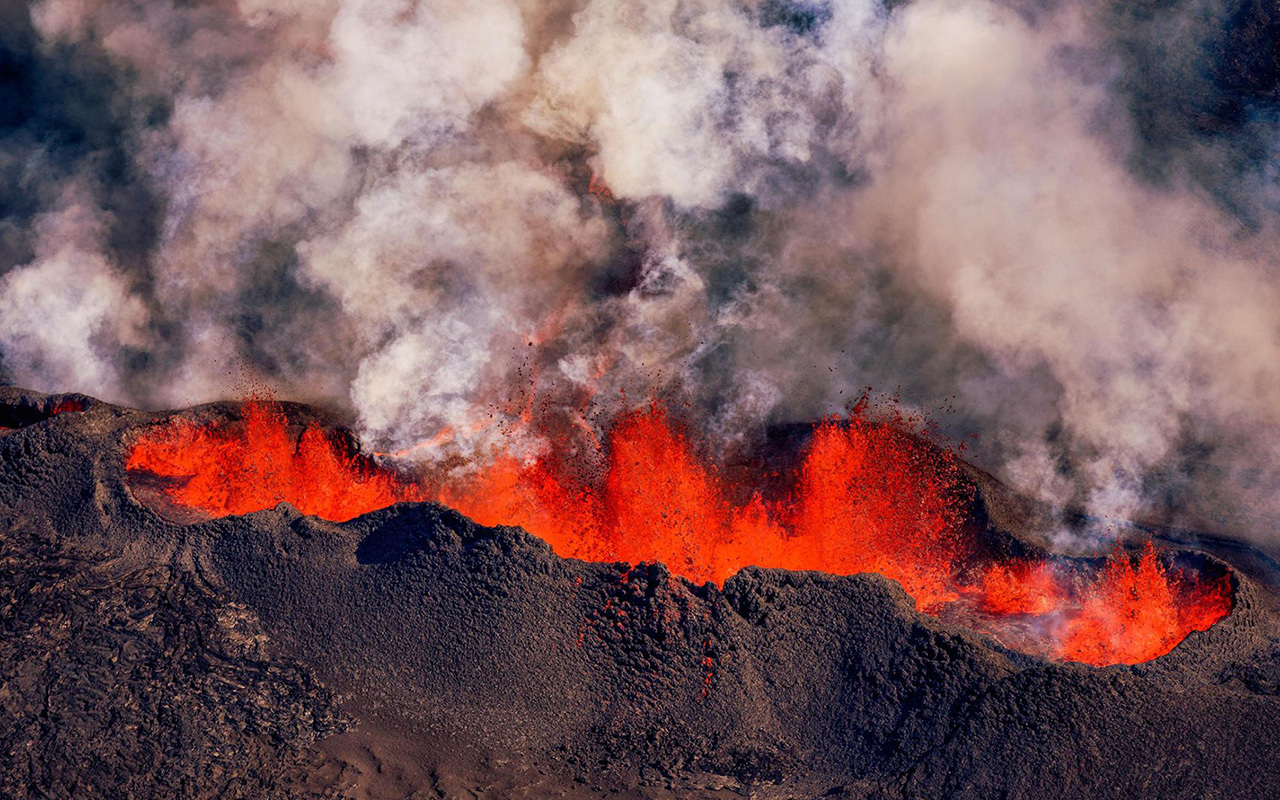 Lava sprays during an eruption of the Holuhraun fissure at the Bardarbunga volcano in Iceland. Researchers studying a similar but much more ancient Icelandic event called the Borgahraun eruption have revealed that it set a speed record for magma rising from the base of the crust to the surface.