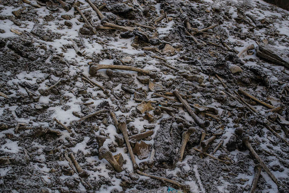 the bones of up to 800 people scattered across the shores in the Himalayas