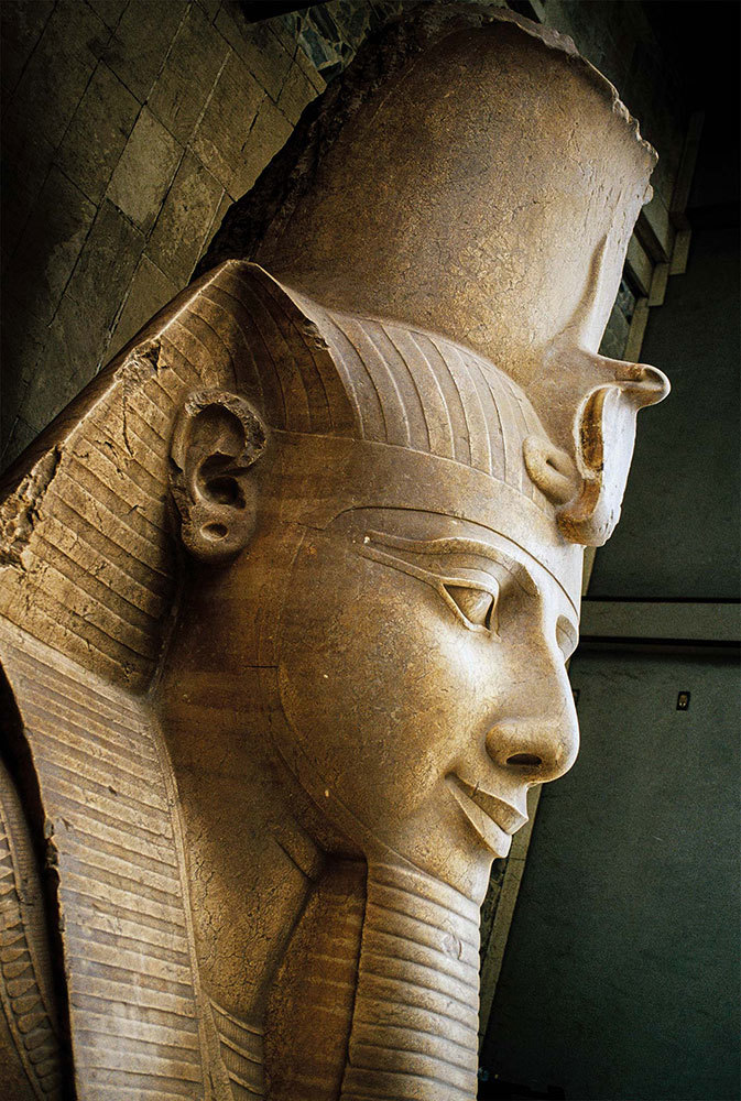 A picture of a statue of a pharaoh