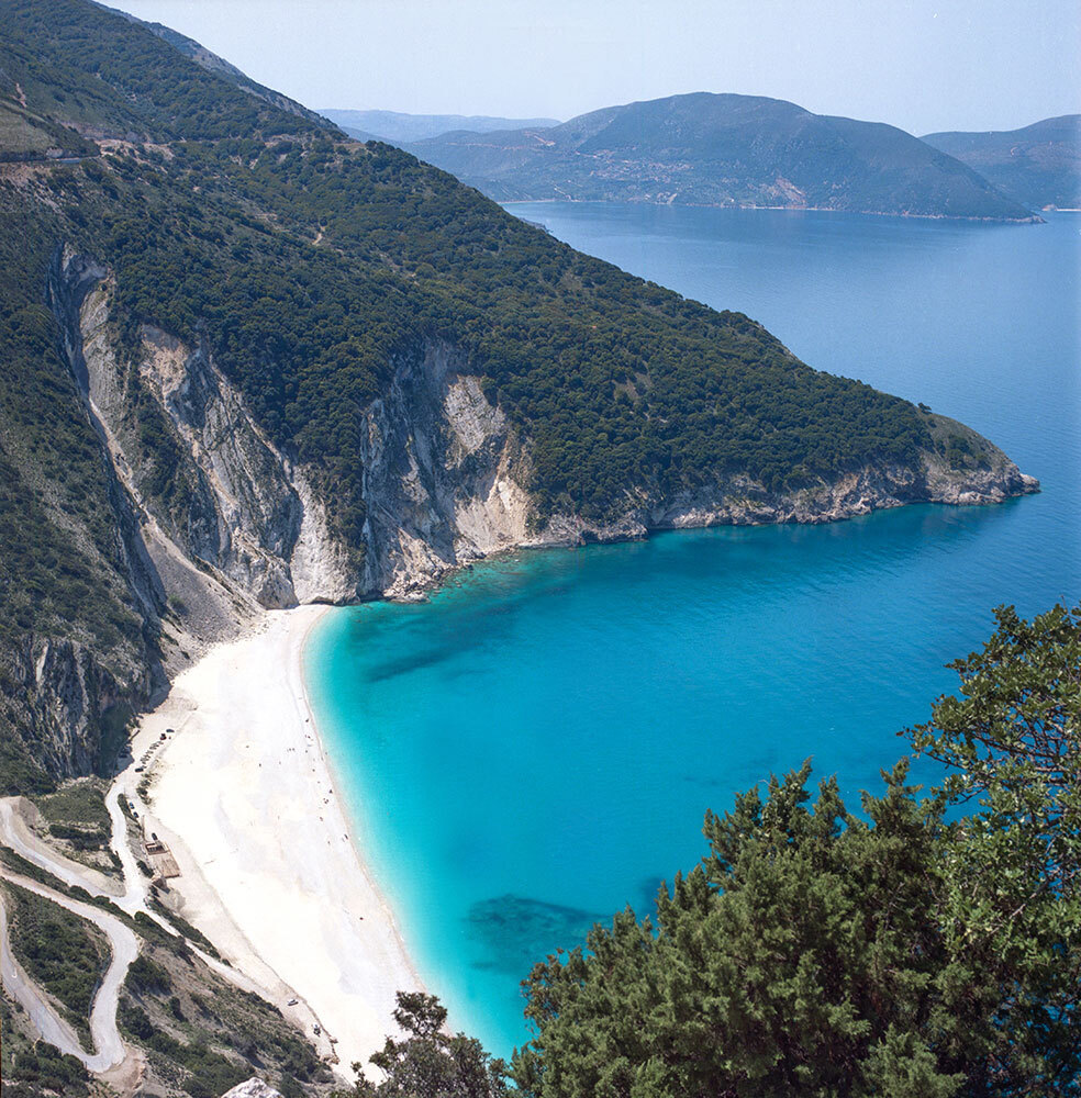 A picture of a bright turquoise beach