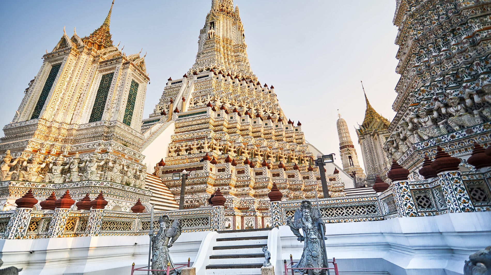 One of Bangkok’s best-known landmarks, the Wat Arun temple gleams at sunset with its resplendent spires covered in benjarong mosaics.