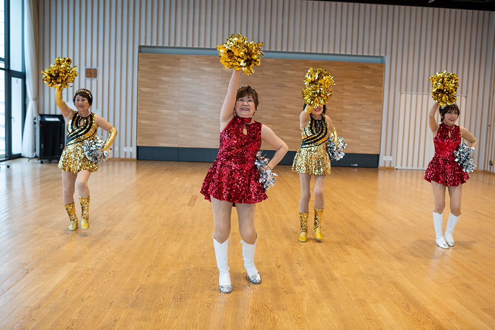 Older women wave pompoms