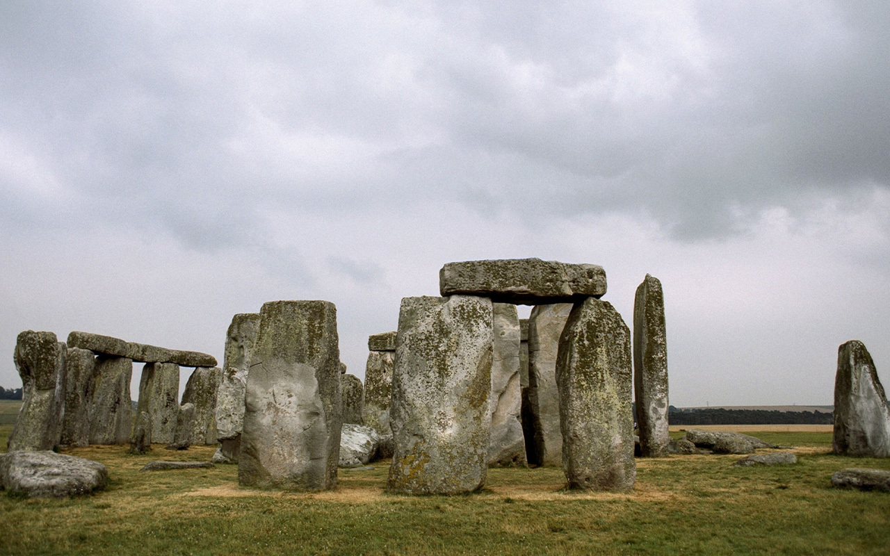 Many ceremonial sites built around Stonehenge in the late Neolithic period attracted people who came from all over Britain to feast, researchers say.