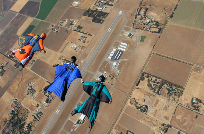 Wingsuit divers