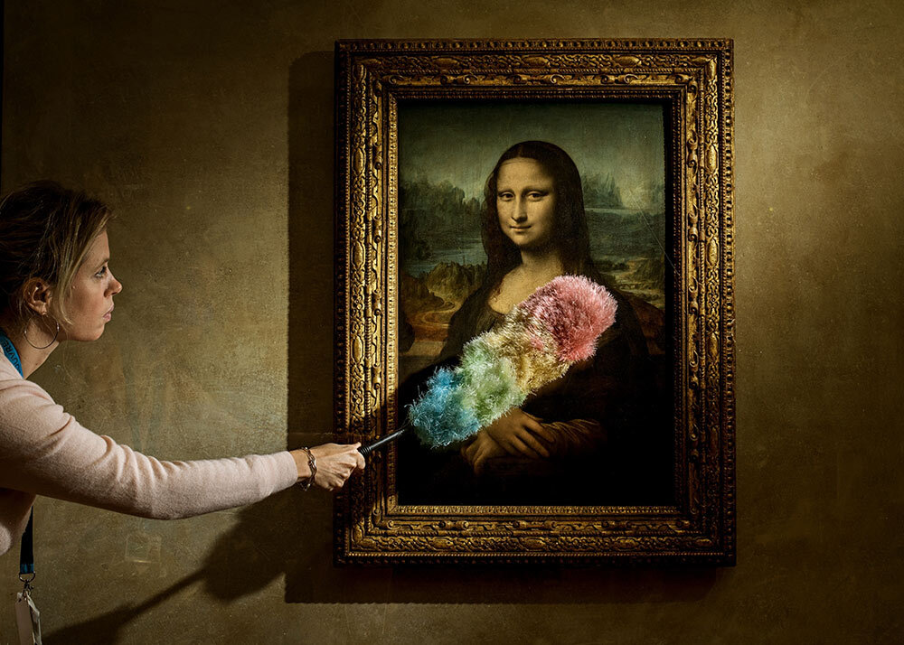 a woman dusting the glass covering the Mona Lisa