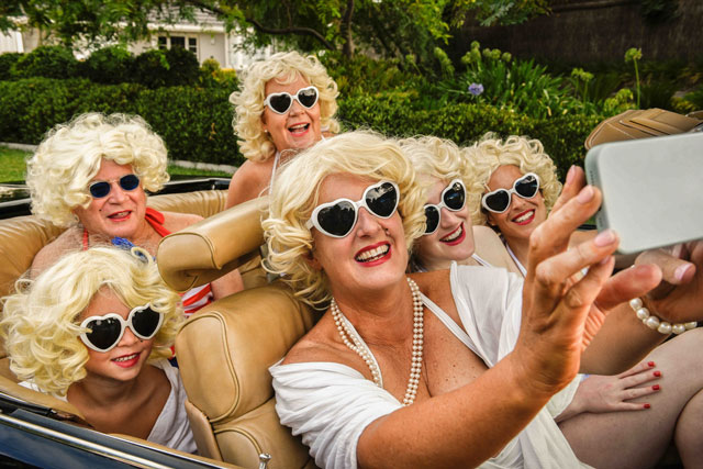 A group of Marilyn Monroe impersonators take a selfie