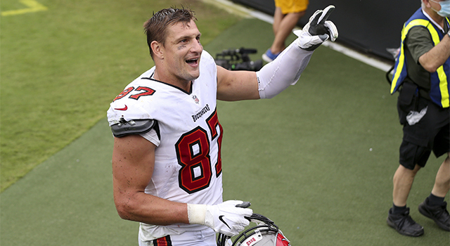 NFL community reacts to Gronk's retirement