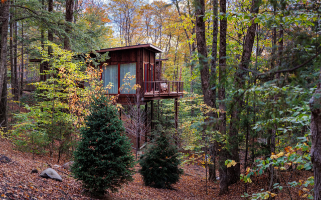 A cozy yet luxurious treehouse in Barnard, Vermont.