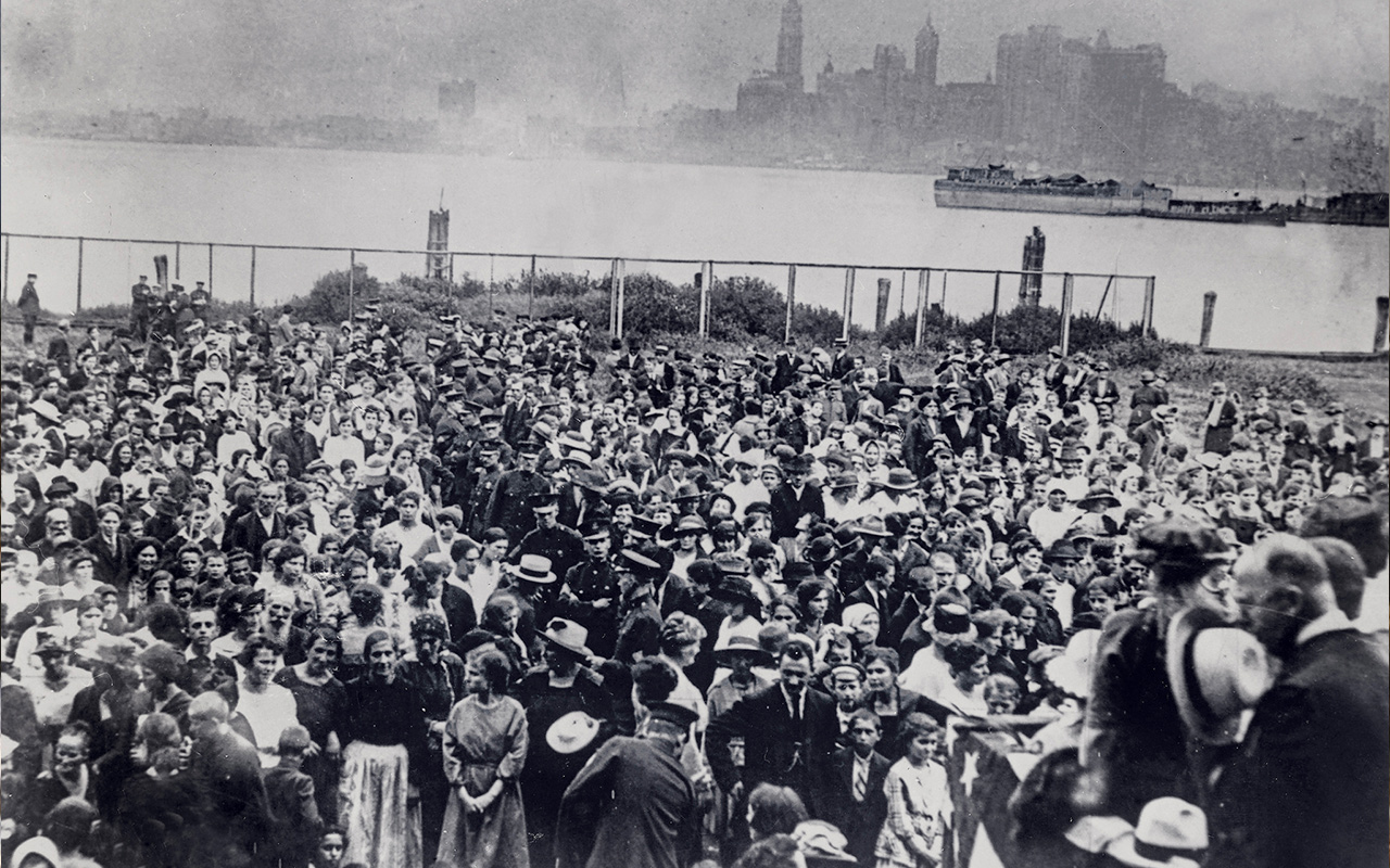 A lizard (left) and a dog (right) were sculpted in bas-relief in the early 16th-century cloister of the Jerónimos Monastery, in Lisbon, Portugal.