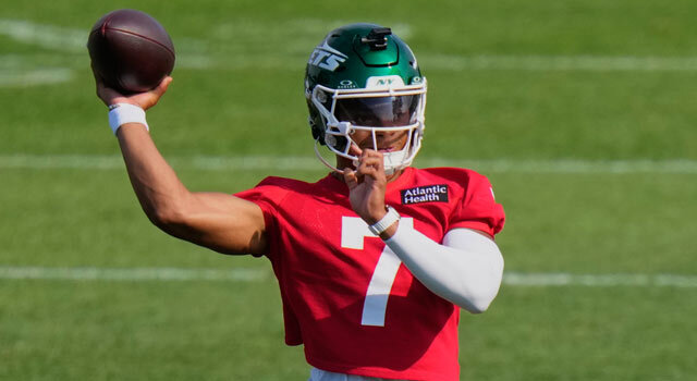 Jets QB Justin Fields suffered dislocated toe; on track for Week 1